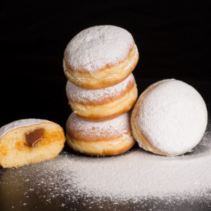 Krapfen mit Zucker und Geschnitten