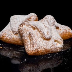 Topfengolatsche mit Zucker